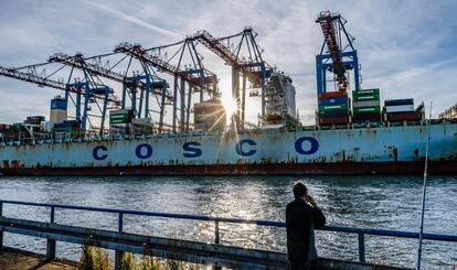 El barco contenedor chino 'Cosco Pride', el miércoles en el puerto de Hamburgo.