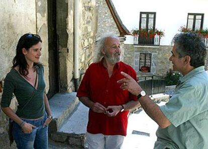 Pilar López de Ayala, Montxo Armendáriz y Bernardo Atxaga, ayer en los lugares elegidos para el rodaje de <i>Obaba.</i>