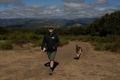 Santiago, en las inmediaciones de la torre de vigilancia de Cueto Rosales, junto con su perro.