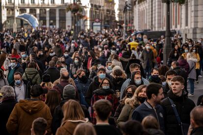 Decenas de personas caminaban por la Puerta del Sol de Madrid el 6 de diciembre, Día de la Constitución.