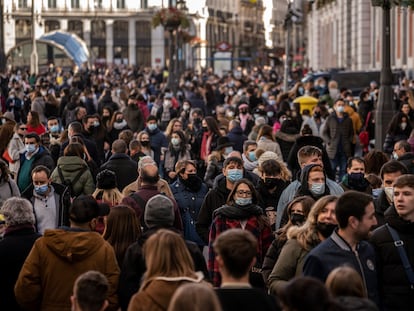 Decenas de personas caminaban por la Puerta del Sol de Madrid el 6 de diciembre, Día de la Constitución.