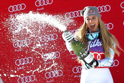 Lindsey Vonn celebra la victoria (una más) en el descenso de Cortina.