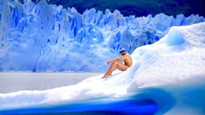 Matías Ola sentado en pleno glaciar Perito Moreno.