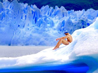 Matías Ola sentado en pleno glaciar Perito Moreno.