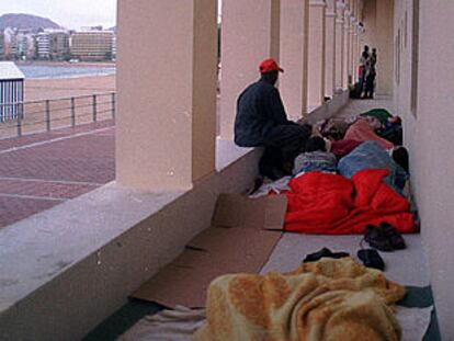 Irregulares descansando bajo la arcada de la clínica San José, en la playa de Las Canteras (Las Palmas).