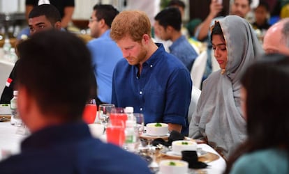 Enrique de Inglaterra, durante su participación en un 'iftar', la comida de ruptura del ayuno durante el mes musulmán del ramadán.