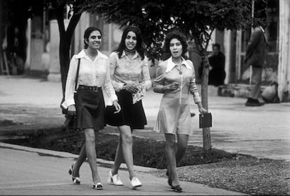 La foto de la discordia: mujeres en Kabul, en 1972, vestidas con minifaldas.