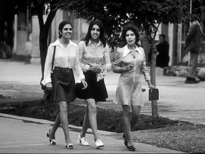 La foto de la discordia: mujeres en Kabul, en 1972, vestidas con minifaldas.