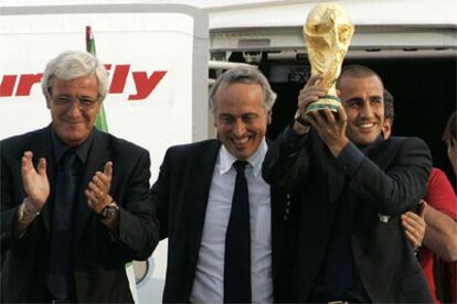 Marcello Lippi, Giancarlo Abete y el capitán de la selección italiana, Fabio Cannavaro, a su llegada a Roma.