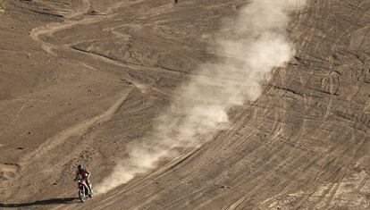 El español Barreda en su motocicleta Honda durante la 10º etapa del Dakar.