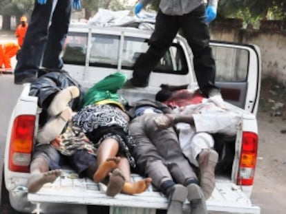 Una camioneta transporta los cadáveres de algunas de las víctimas de los ataques de la secta islamista Bioko Haram.
