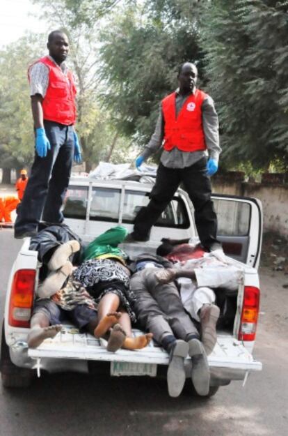 Una camioneta transporta los cadáveres de algunas de las víctimas de los ataques de la secta islamista Bioko Haram.