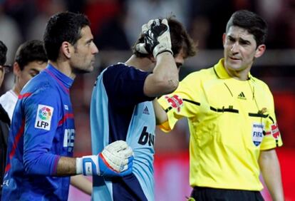 El guardameta del Real Madrid Iker Casillas tras recibir un impacto en la cabeza al término del partido de ida de semifinales de la Copa del Rey entre Sevilla y Real Madrid.