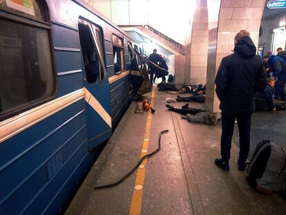 Varias víctimas de la explosión en el metro de San Petersburgo permanecen en el suelo del andén de la estación.