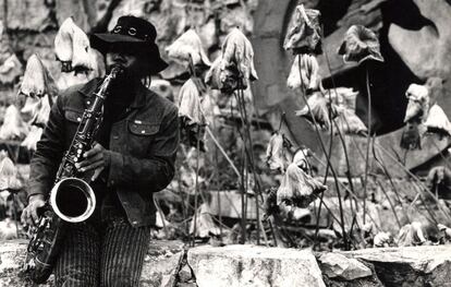 Joe McPhee al saxo en los a&ntilde;os setenta.