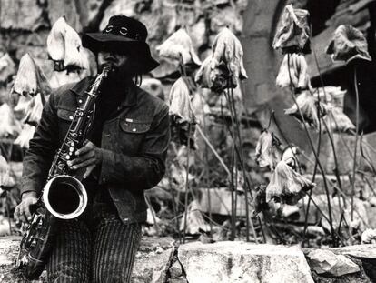 Joe McPhee al saxo en los años setenta.
