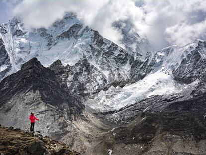 Un montañero contempla la cordillera del Himalaya desde el campo base del Everest, en Nepal.