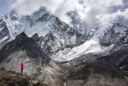 Un montañero contempla la cordillera del Himalaya desde el campo base del Everest, en Nepal.