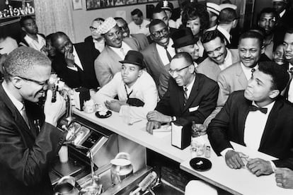 Malcolm X retrata Muhammad Ali em uma cafeteria em Miami, dias depois de ele ser proclamado campeão do mundo.