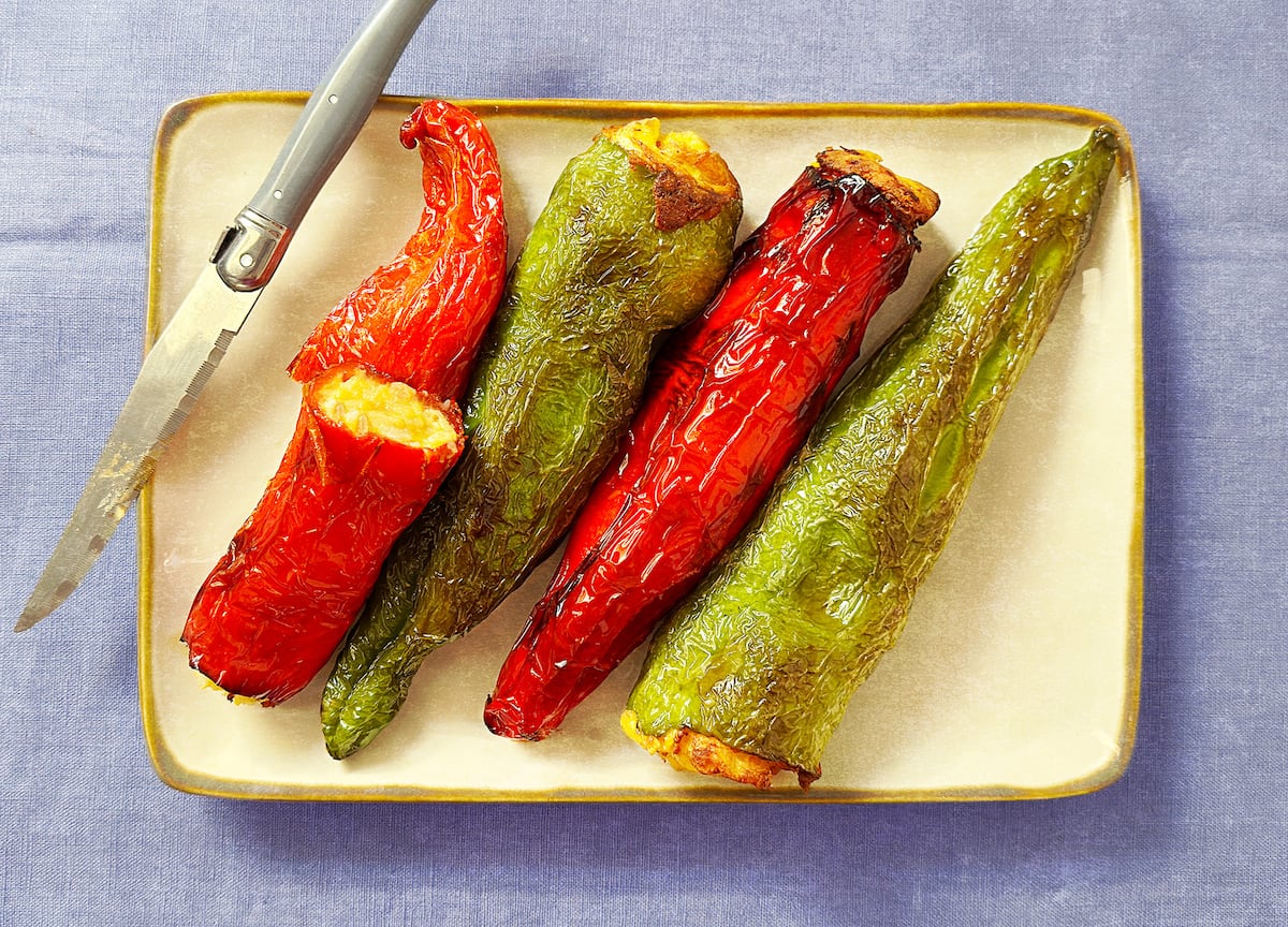 Pimientos fritos rellenos de tortilla de patatas, lo mejor de dos mundos