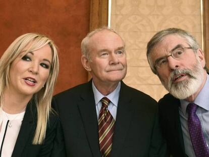 McGuinness, entre Gerry Adams y la candidata Michelle O&#039;Neill.