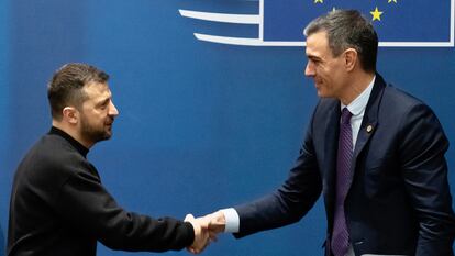 El presidente del Gobierno, Pedro Sánchez, saluda al presidente de Ucrania, Volodímir Zelenski, durante el Consejo Europeo Extraordinario en Bruselas.