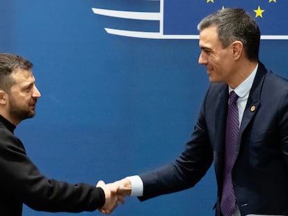 El presidente del Gobierno, Pedro Sánchez, saluda al presidente de Ucrania, Volodímir Zelenski, durante el Consejo Europeo Extraordinario en Bruselas.