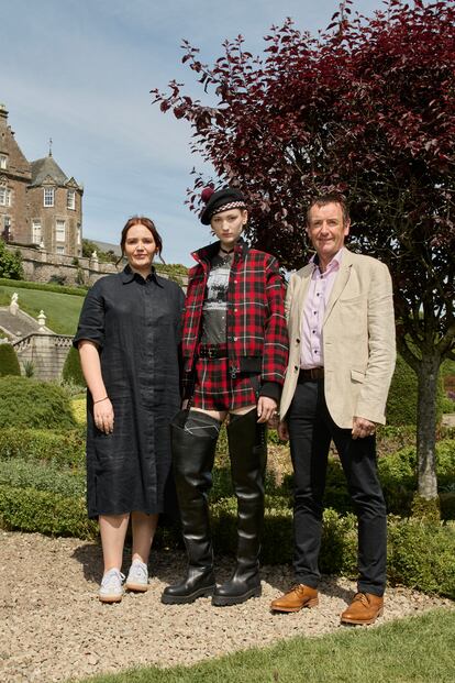 El equipo de Robert Mackie, junto a una modelo tocada con la boina Balmoral. 