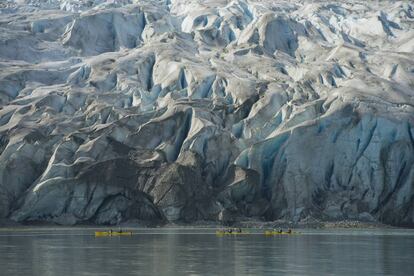Kayaks en Glacier Bay, en Alaska (EE UU).