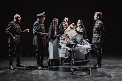 Escena de la obra 'Macbeth', Teatre Lliure, Barcelona. Fotografía: SÍLVIA POCH