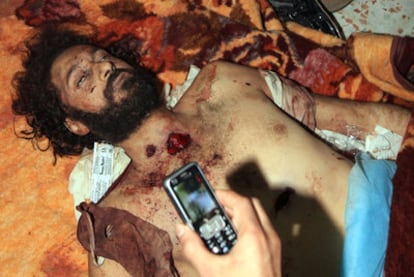 El cadáver de Mutasim Gadafi, ayer en Misrata.