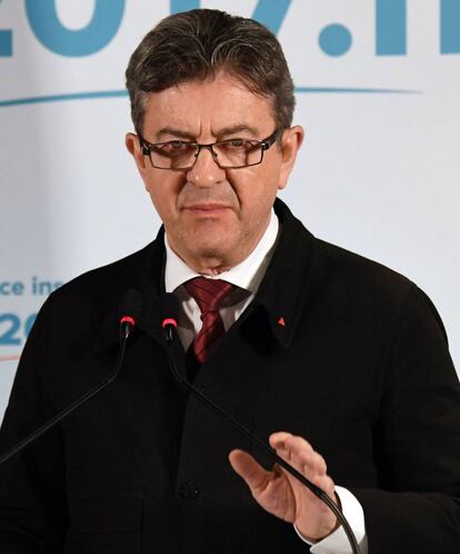 M&eacute;lenchon, con el tri&aacute;ngulo rojo en la solapa, durante la campa&ntilde;a electoral. 