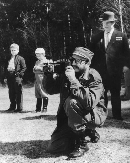 Fidel Castro, arrodillado, toma una fotografía en Moscú el 6 de mayo de 1963. Tras el líder cubano, Nikita Khruschev.