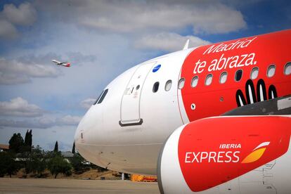 La flota de Iberia Express con el icono del abrazo de Madrid como destino, obra del estudiante de diseño Pablo Torrecillas, en los hangares de La Muñoza. .