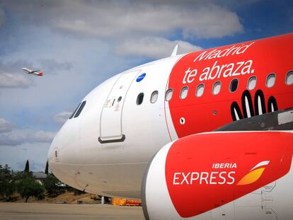 La flota de Iberia Express con el icono del abrazo de Madrid como destino, obra del estudiante de diseño Pablo Torrecillas, en los hangares de La Muñoza. .