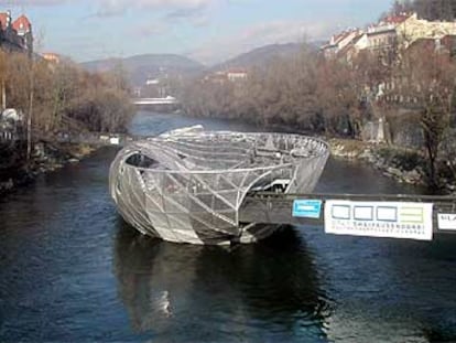 Plataforma flotante, del arquitecto Vito Acconci, sobre el río Mur.