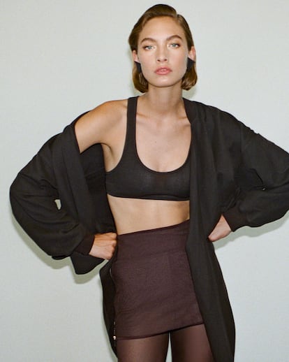 Jersey de punto, sujetador, falda corta con detalles de cierres laterales, pantalón semitransparente, culote y pendientes de piel, todo de HERMÈS.