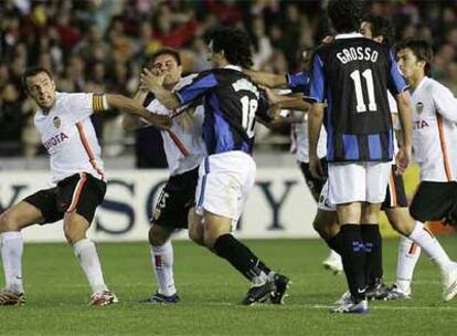 Burdisso intenta agredir a Marchena durante los incidentes del Valencia-Inter.