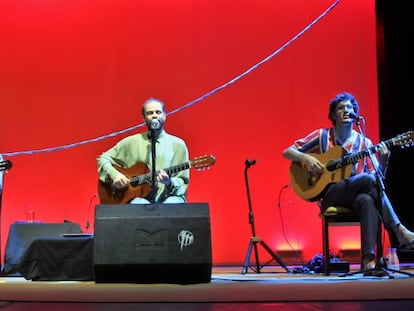 El músico con sus hijos durante la actuación en el a Feria de Julio.