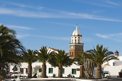 El término municipal se extiende por la franja central de Lanzarote, de costa a costa, incluyendo el archipiélago Chinijo. En el centro, la villa de Teguise, conocida popularmente como la Villa, capital de la isla hasta que ésta se trasladó a Arrecife. Con su castillo de Santa Bárbara (siglo XVI), hoy Museo de la Piratería; la iglesia de Nuestra Señora de Guadalupe (siglo XVI); conventos que son ejemplo de arquitectura religiosa canaria del XV y XVI; y La Cilla, el granero más importante de Lanzarote.