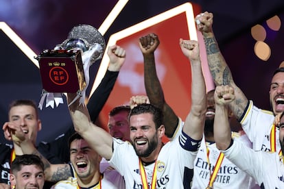 Nacho, capitán del Real Madrid, levanta la Supercopa.