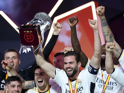 Nacho, capitán del Real Madrid, levanta la Supercopa.