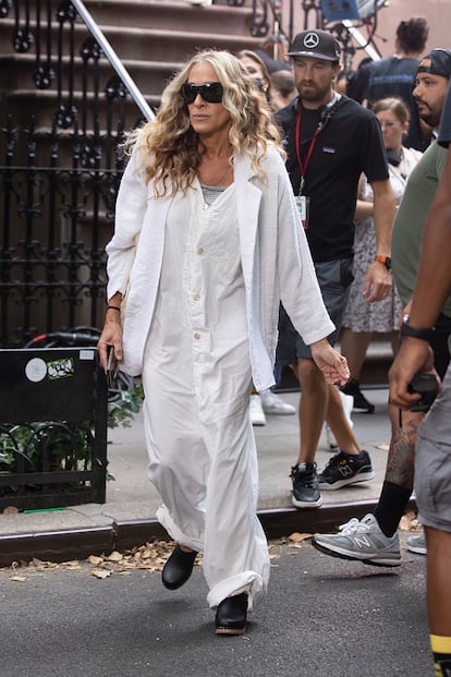 Sarah Jessica Parker luciendo zuecos en Nueva York, 2021.