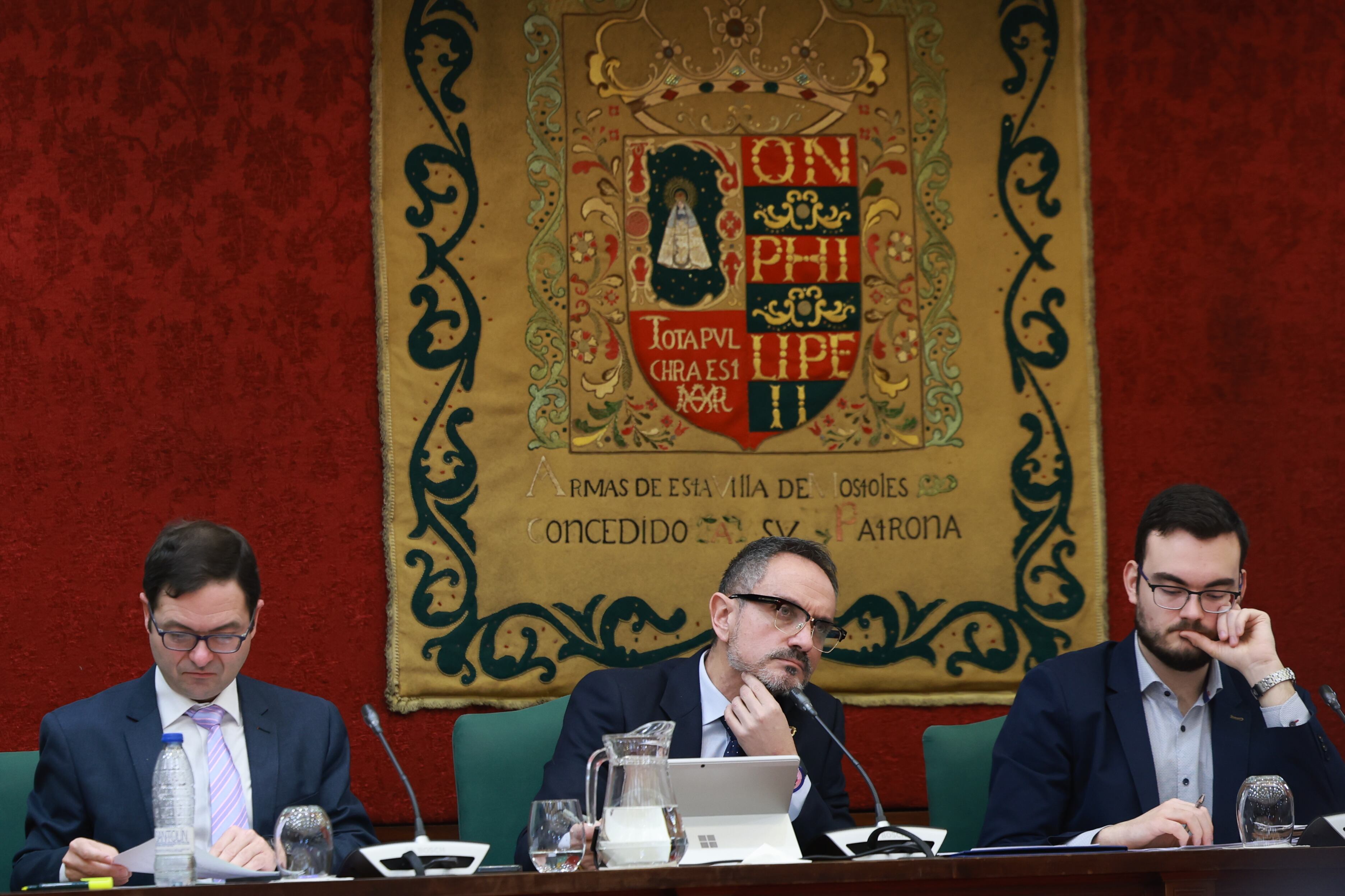 El alcalde de Móstoles, Manuel Bautista (centro), este martes durante el pleno extraordinario en el Ayuntamiento de Móstoles.