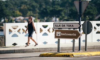 Entrada al puente que comunica la isla con el resto de O Grove.