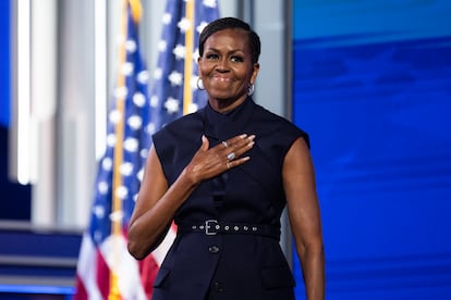 Michelle Obama. La que fuera primera dama de Estados Unidos (60) tampoco ha dudado en colocar el climaterio en el centro de una conversación que se le ha negado durante años. Con motivo de la presentación de su libro 'The Light We Carry' (Con luz propia) en 2022, Michelle Obama se sinceró a propósito de la menopausia con la revista 'People'. “Hay muchas cosas que no sabemos. No se habla mucho sobre la menopausia. La estoy pasando y sé que todas mis amigas la están pasando. Y la información es escasa”, denunciaba entonces reconociendo que su condición física había cambiado en los últimos tiempos. A pesar de que se sentía agradecida por seguir manteniendo una piel y un pelo bonitos, reconocía que los cambios de humor y el aumento de peso derivados de este periodo le estaban pasando factura. Años antes ya había confesado en su podcast que se había sometido, bajo supervisión médica, a una terapia de reemplazo hormonal para mitigar los sofocos.