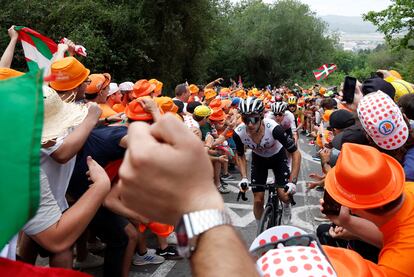 Adam Yates (UAE Team Emirates) pedalea arropado por el público durante un tramo de la primera etapa del Tour de Francia 2023, este sábado.