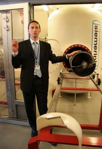 Hugh Crutzen muestra un depósito de hidrógeno en la sala de pruebas.