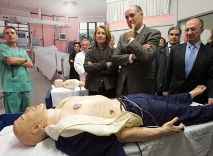 El rector de la UPV, Iñaki Goirizelaia (centro), ayer durante la inauguración del nuevo centro virtual.