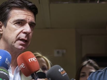 El ministro de Industria, Energ&iacute;a y Turismo en funciones, Jos&eacute; Manuel Soria, durante las delcaraciones que ha realizado hoy antes de participar en la reuni&oacute;n del Comit&eacute; Ejecutivo Regional del PP en Canarias.